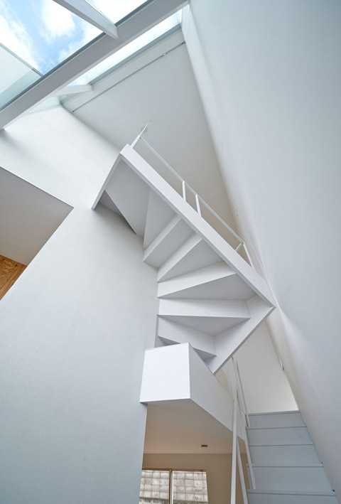 Bắt mắt với thiết kế căn nhà phố 2 tầng đơn giản,hiện đại nhưng ấn tượng - cầu thang